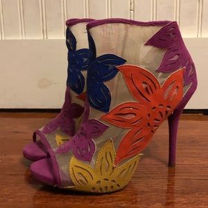 BRAND NEW DESIGNER HEELS IN PERFECT CONDITION!
